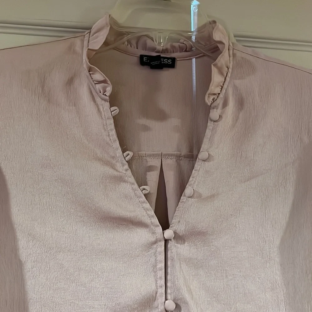 NWOT Express Long to 3/4 Sleeve Button Down Blouse w/Frilly Collar 🌺